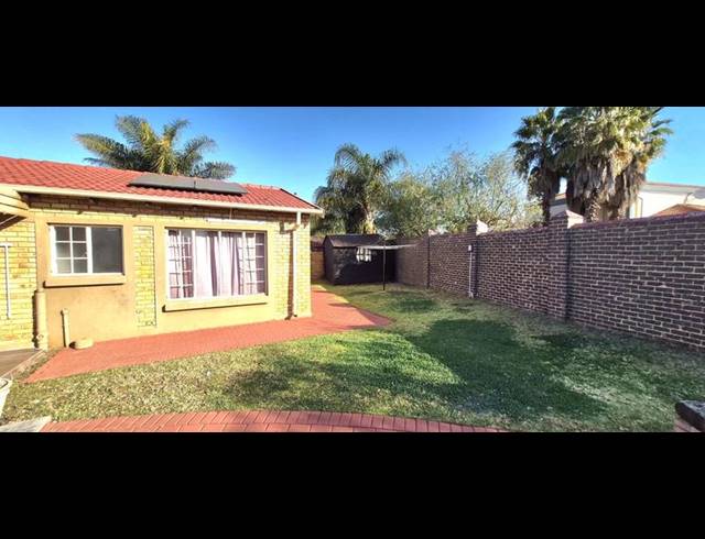 2 BEDROOM TOWNHOUSE FOR SALE IN HEUWELSIG ESTATE